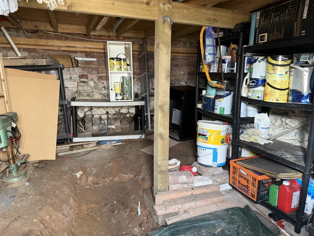 Lot: 109 - DETACHED COTTAGE IN VILLAGE LOCATION FOR UPDATING - Lower floor store
